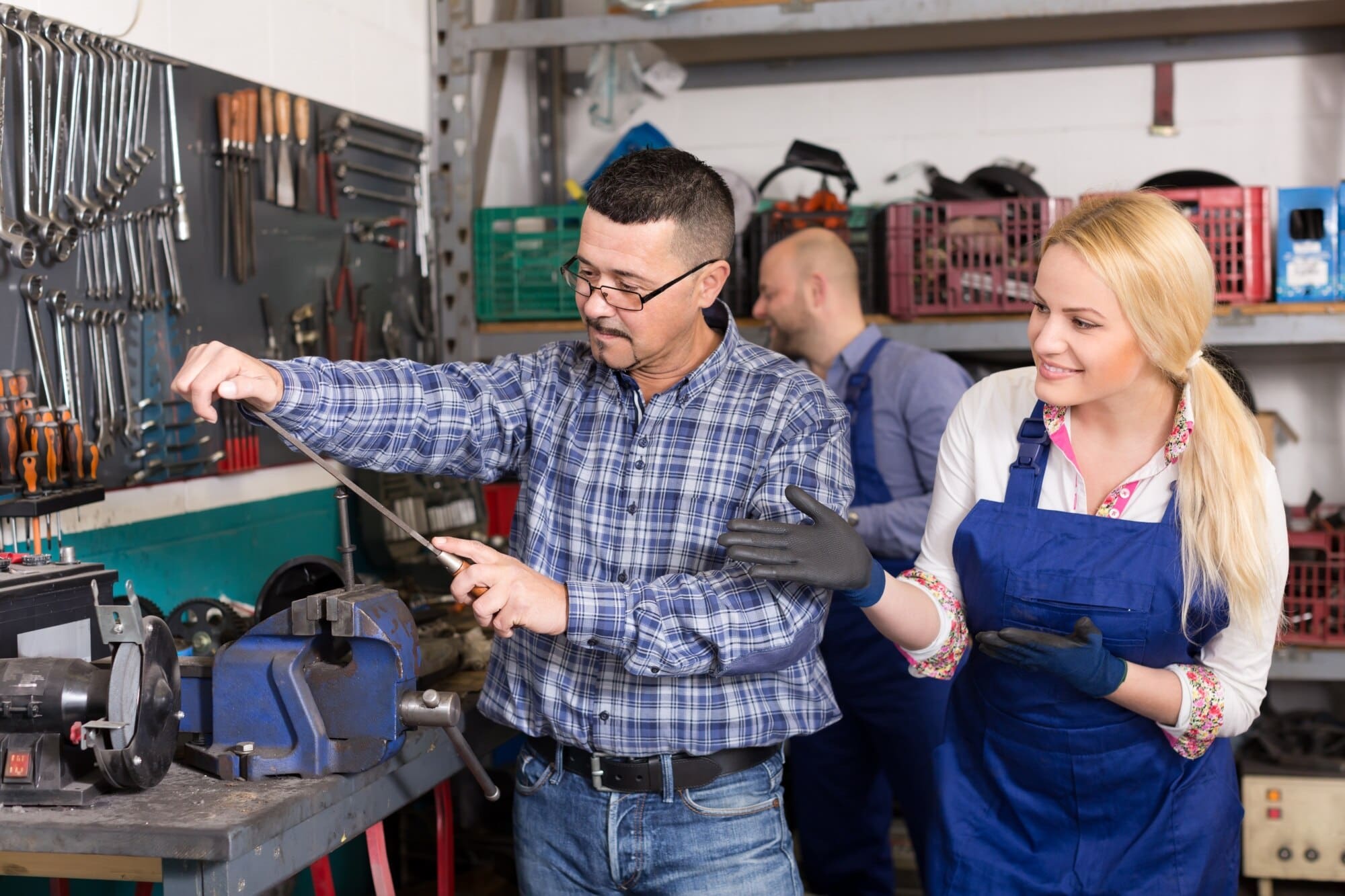 MRZ - Servicios - auto service crew near tools 1398 6212